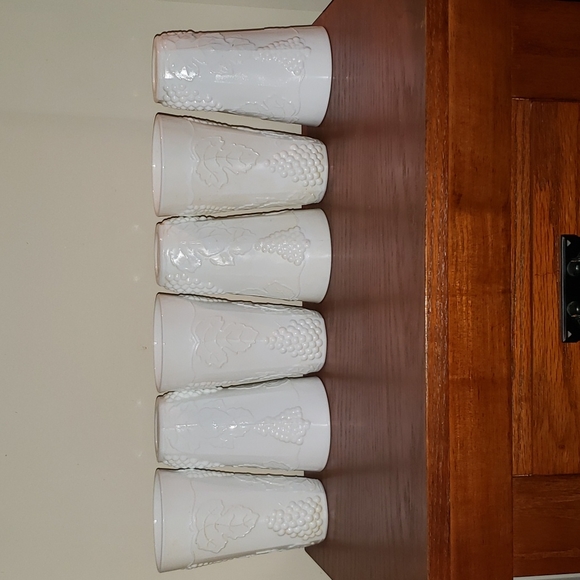 Vintage Indiana Milk Glass Pitcher w/6 Tumblers. Harvest Grape. - Picture 5 of 7